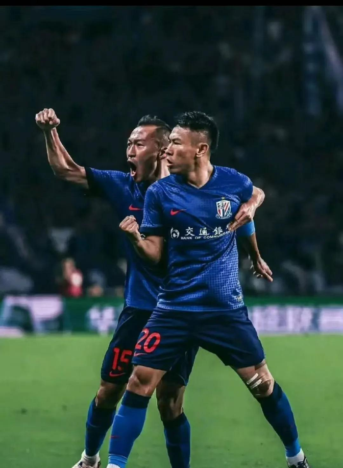 包含中国足球：上海申花队员战胜对手士气大振的词条